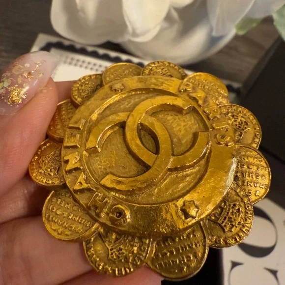 CHANEL Vintage Gold CC Paris Flower Brooch - Picture 7 of 8